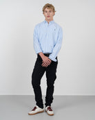 Camisa ICON oxford azul claro de Harper & Neyer, vista frontal cuerpo entero con pantalón cargo negro