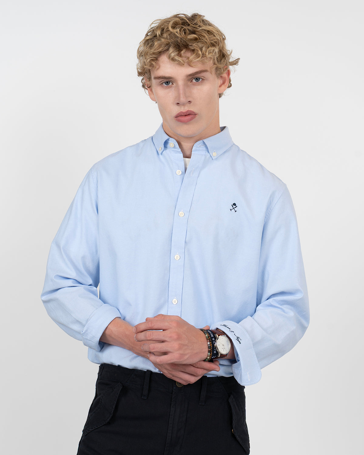 Camisa ICON oxford de Harper & Neyer en azul claro, vista frontal con cuello button down y logo bordado