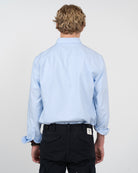 Camisa oxford ICON azul claro de Harper & Neyer, vista trasera con canesú y mangas remangadas