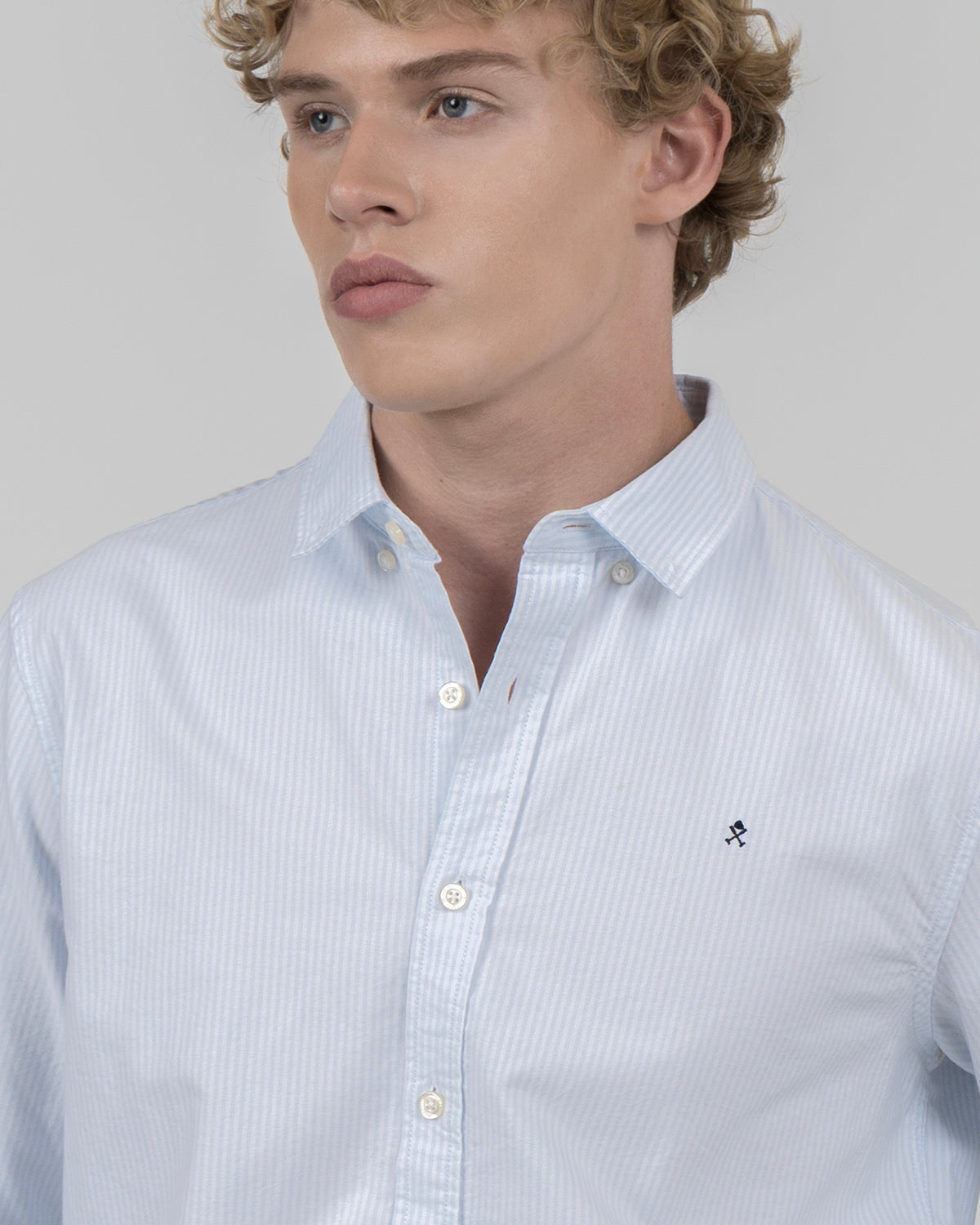 Detalle macro del cuello button down y logo bordado de la camisa MEDITERRANEO rayas azul claro Harper & Neyer