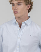 Detalle macro del cuello button down y logo bordado de la camisa MEDITERRANEO rayas azul claro Harper & Neyer