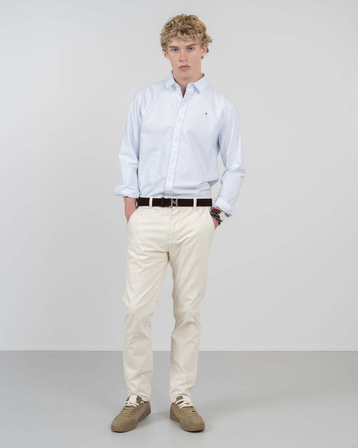 Camisa MEDITERRANEO a rayas azul claro de Harper & Neyer, vista frontal cuerpo entero con chino crudo