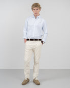 Camisa MEDITERRANEO a rayas azul claro de Harper & Neyer, vista frontal cuerpo entero con chino crudo