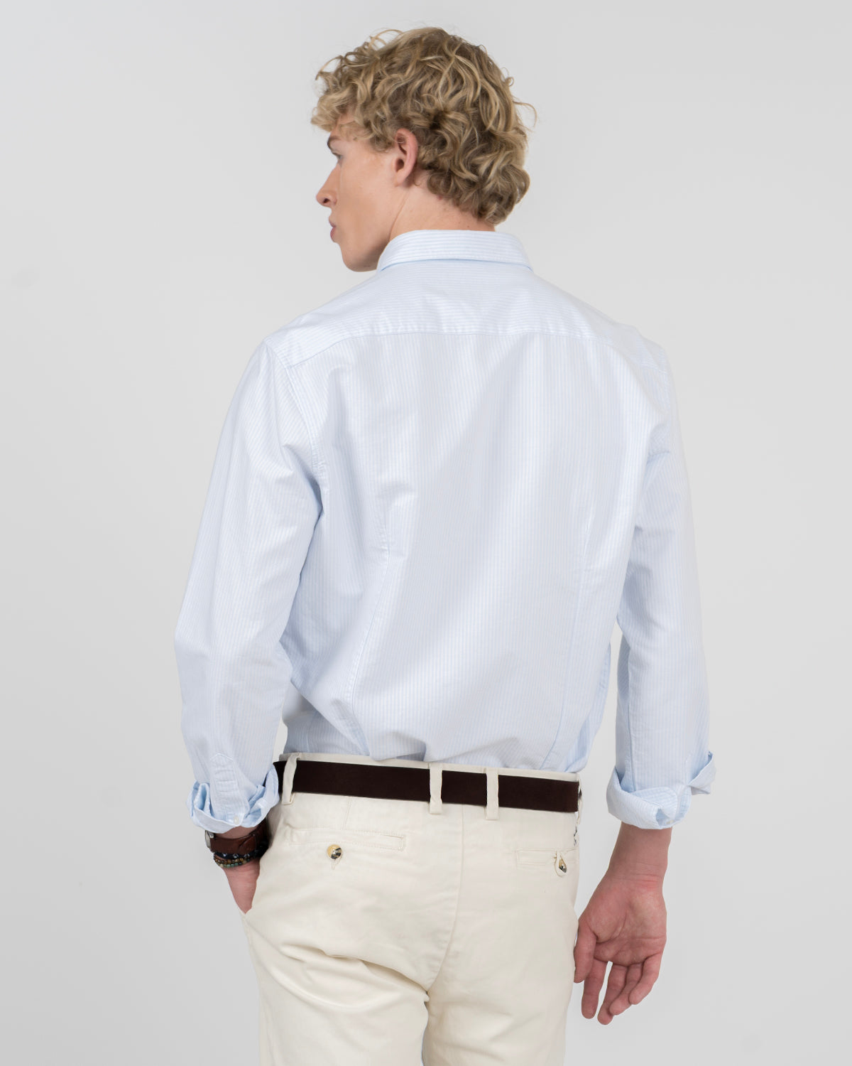 Camisa MEDITERRANEO de rayas azul claro de Harper & Neyer, vista trasera con canesú y mangas remangadas