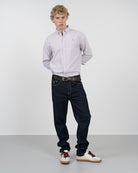 Camisa MEDITERRANEO a rayas granate de Harper & Neyer, vista frontal cuerpo entero con vaquero oscuro