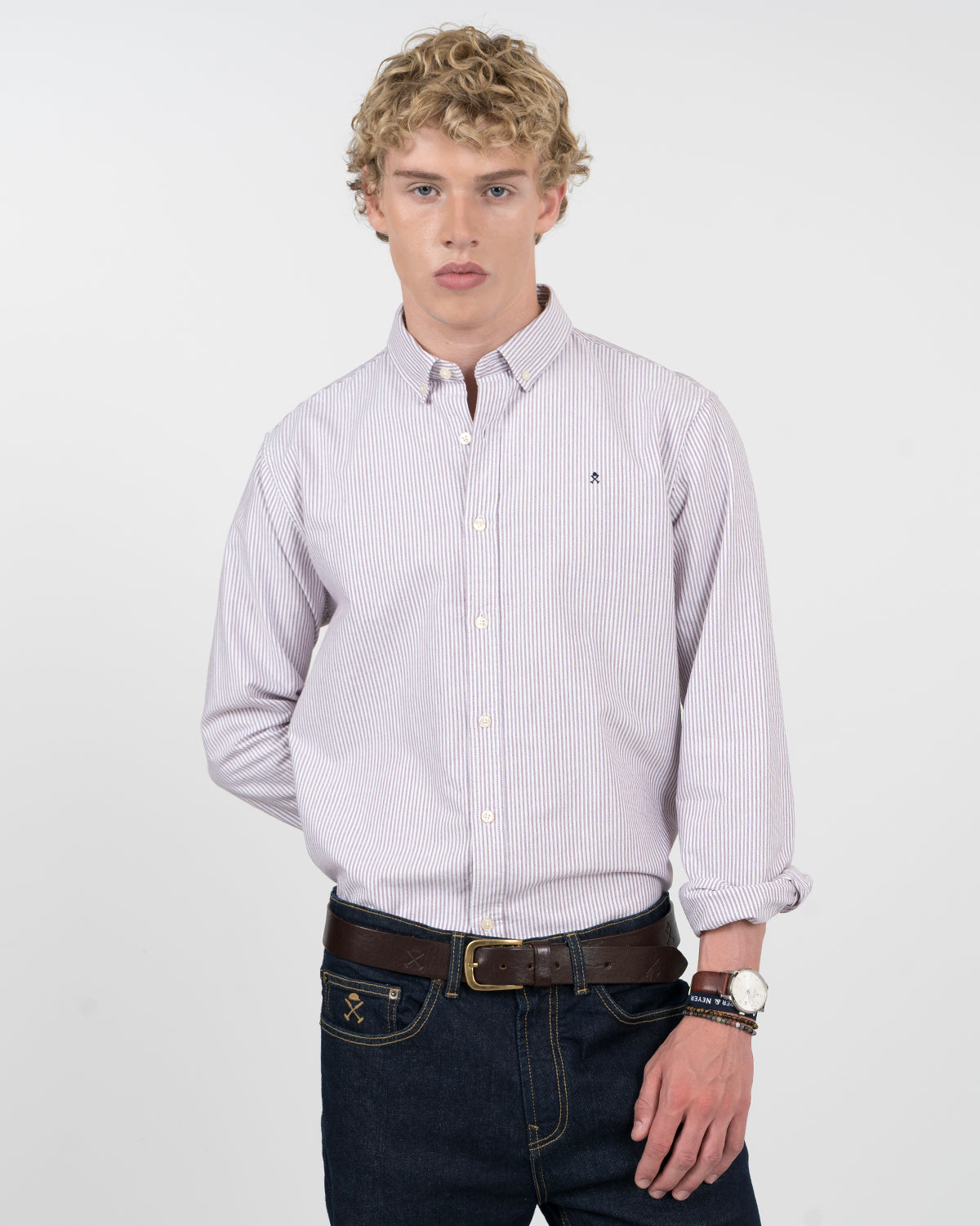 Camisa MEDITERRANEO de Harper & Neyer a rayas granate sobre fondo blanco, vista frontal con logo bordado