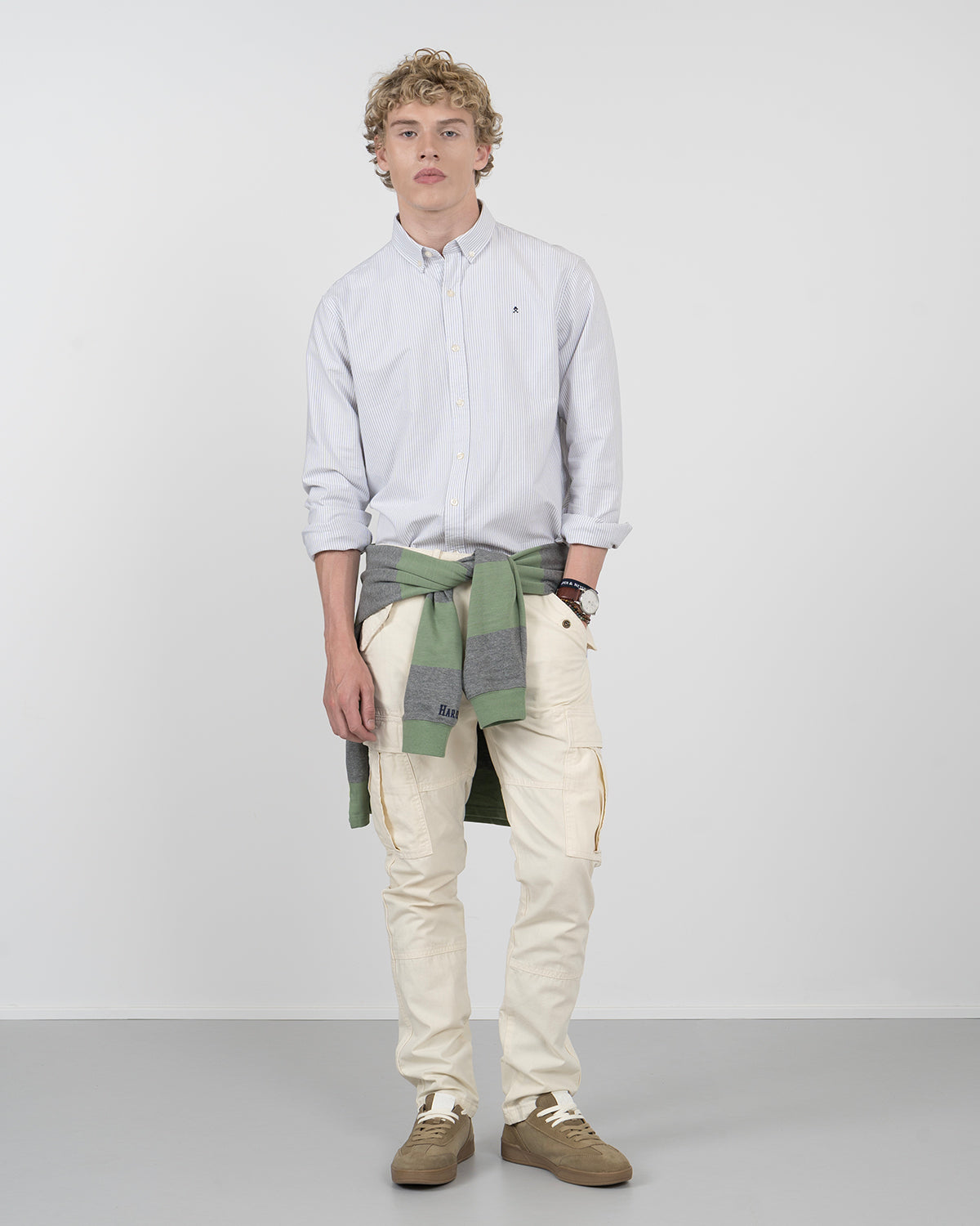 Camisa MEDITERRANEO a rayas grises de Harper & Neyer, vista frontal cuerpo entero con pantalón cargo crudo