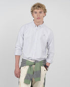 Camisa MEDITERRANEO de Harper & Neyer a rayas grises sobre fondo neutro, vista frontal con logo bordado