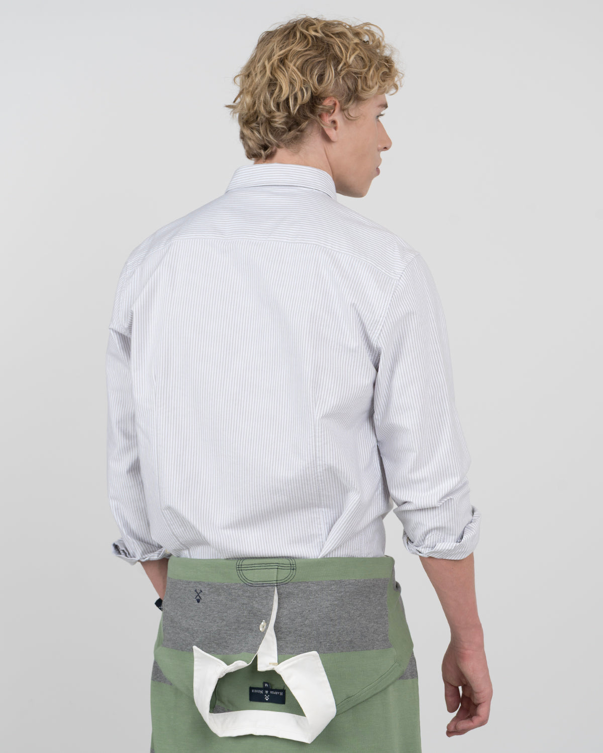 Camisa MEDITERRANEO de rayas finas grises de Harper & Neyer, vista trasera con canesú y mangas remangadas
