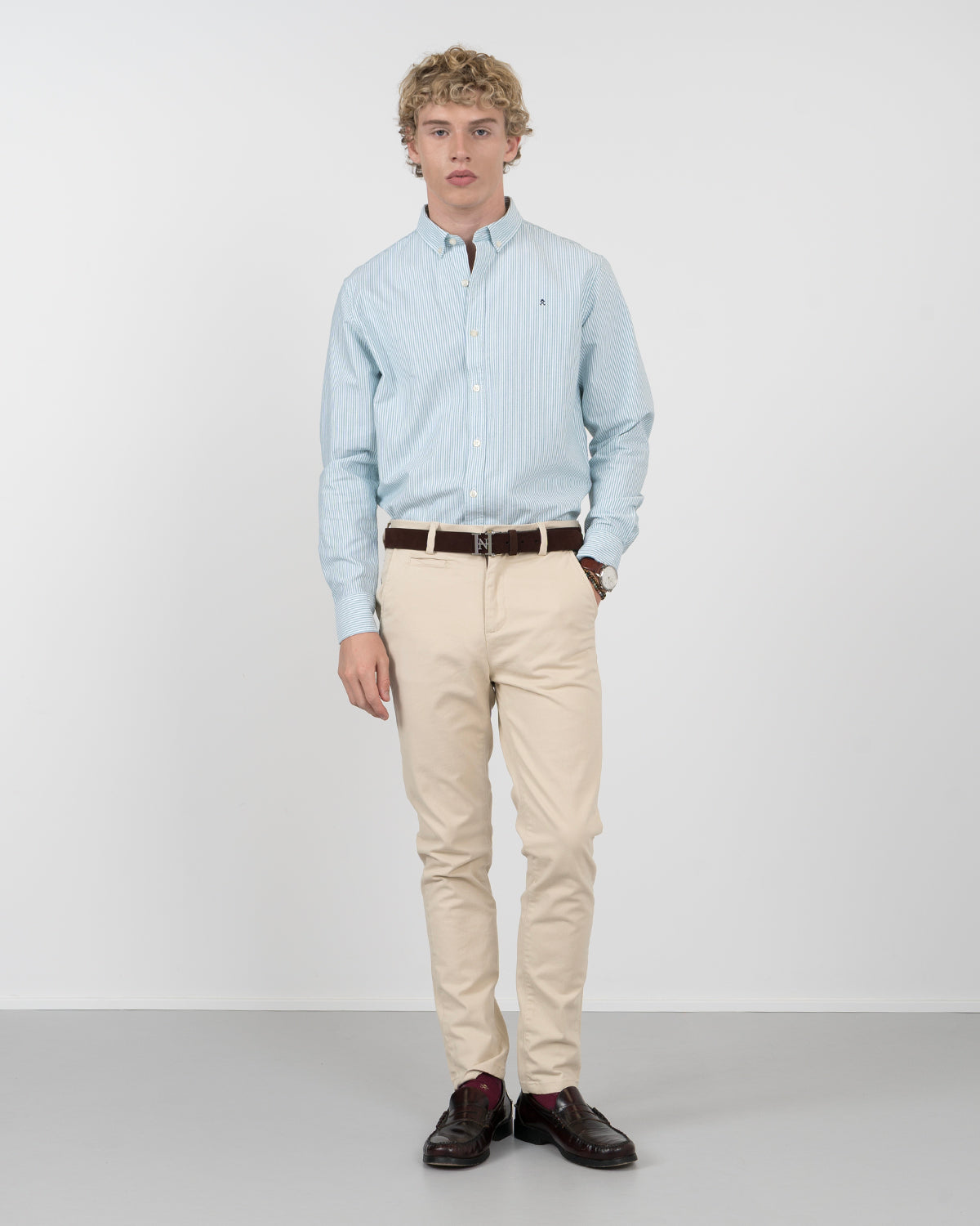 Camisa MEDITERRANEO a rayas verde agua de Harper & Neyer, vista frontal cuerpo entero con chino crudo