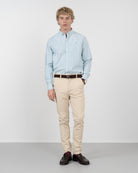 Camisa MEDITERRANEO a rayas verde agua de Harper & Neyer, vista frontal cuerpo entero con chino crudo