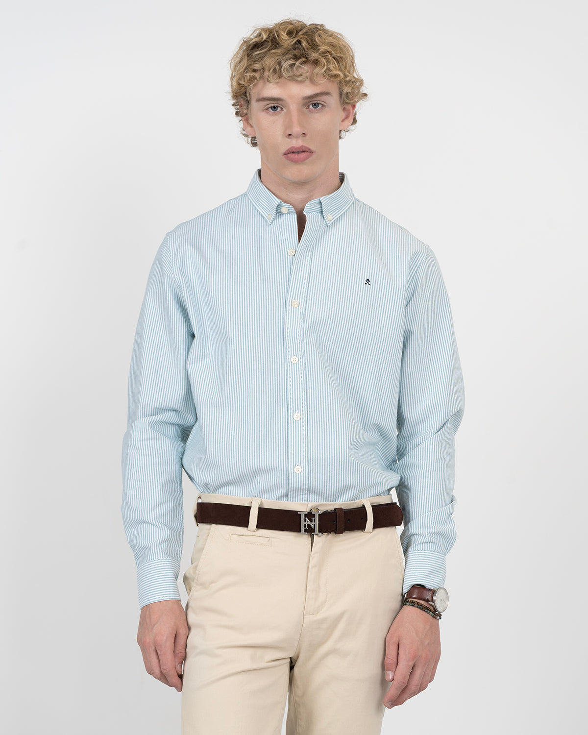 Camisa MEDITERRANEO de Harper & Neyer a rayas verde agua sobre fondo blanco, vista frontal con logo bordado