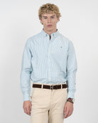 Camisa MEDITERRANEO de Harper & Neyer a rayas verde agua sobre fondo blanco, vista frontal con logo bordado
