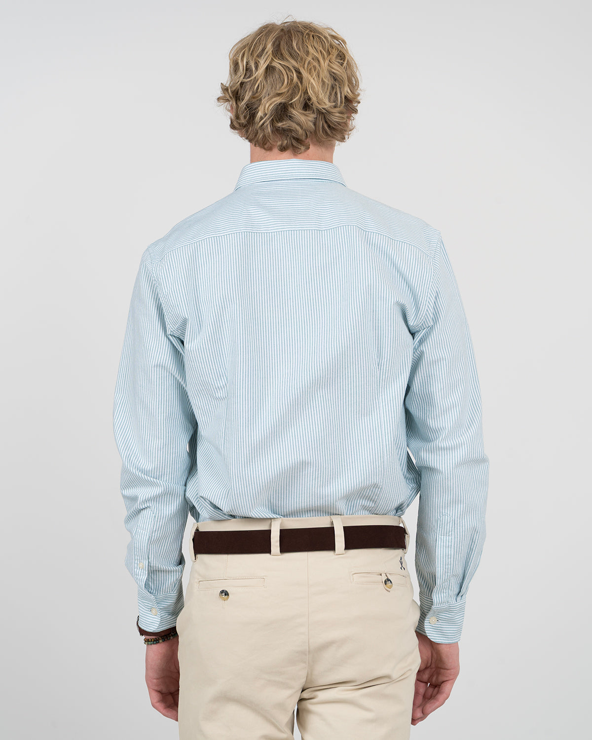 Camisa MEDITERRANEO de rayas verde agua de Harper & Neyer, vista trasera con canesú y mangas remangadas