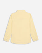 Camisa Navy Seal Kids en lino y algodón amarillo limón, plano trasero con cuello mao y puños con botones de nácar