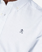 Camisa North Sea de Harper & Neyer de rayas azul cielo en algodón, detalle de tejido y logo bordado