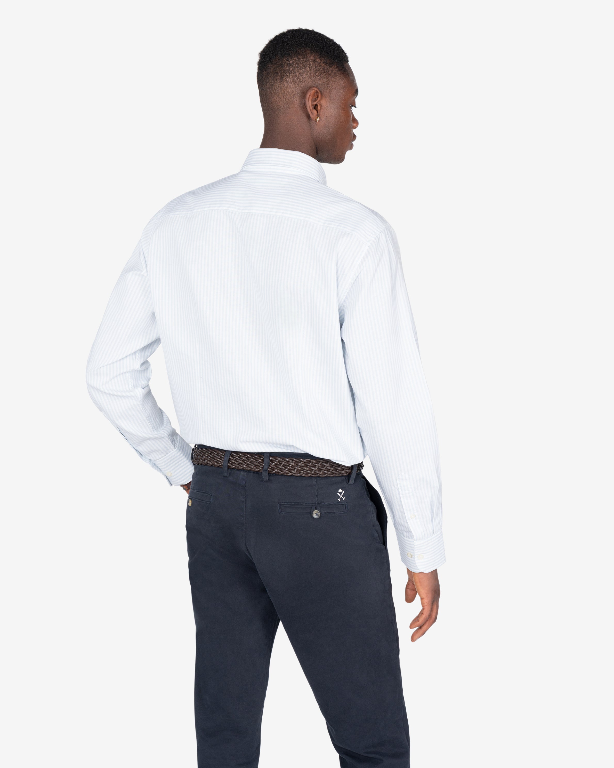 Camisa North Sea de Harper & Neyer de rayas azul cielo, look preppy de inspiración náutica vista trasera