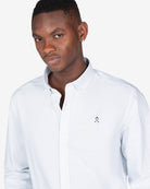 Camisa North Sea de Harper & Neyer de rayas azul cielo con cuello button down, look preppy
