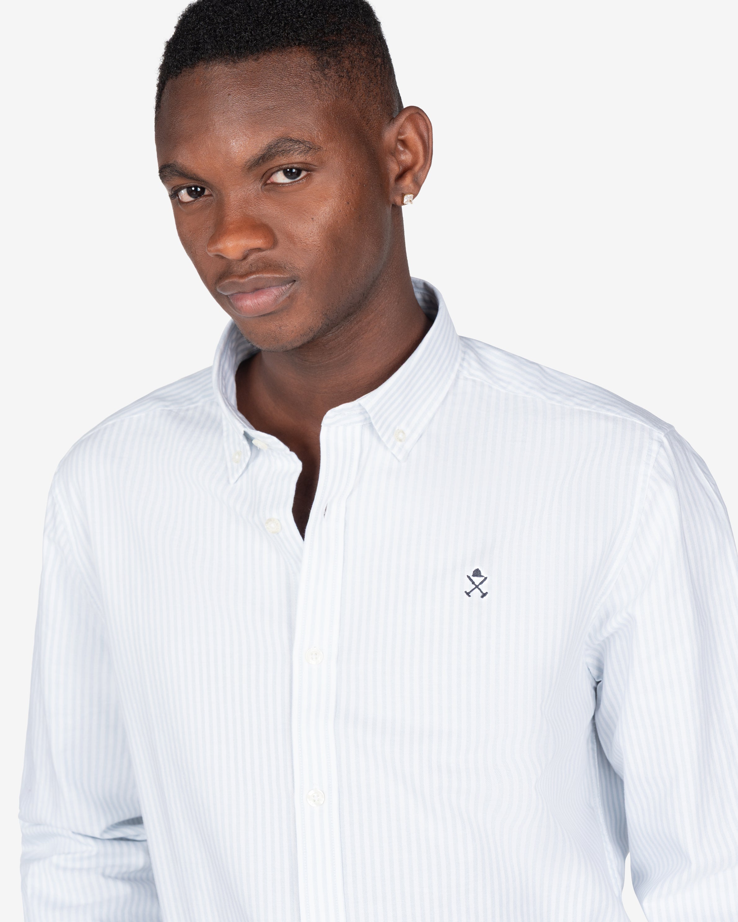 Camisa North Sea de Harper & Neyer de rayas azul cielo con cuello button down, look preppy