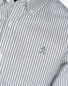 Camisa North Sea de Harper & Neyer de rayas azul marino en algodón, detalle de tejido y logo bordado
