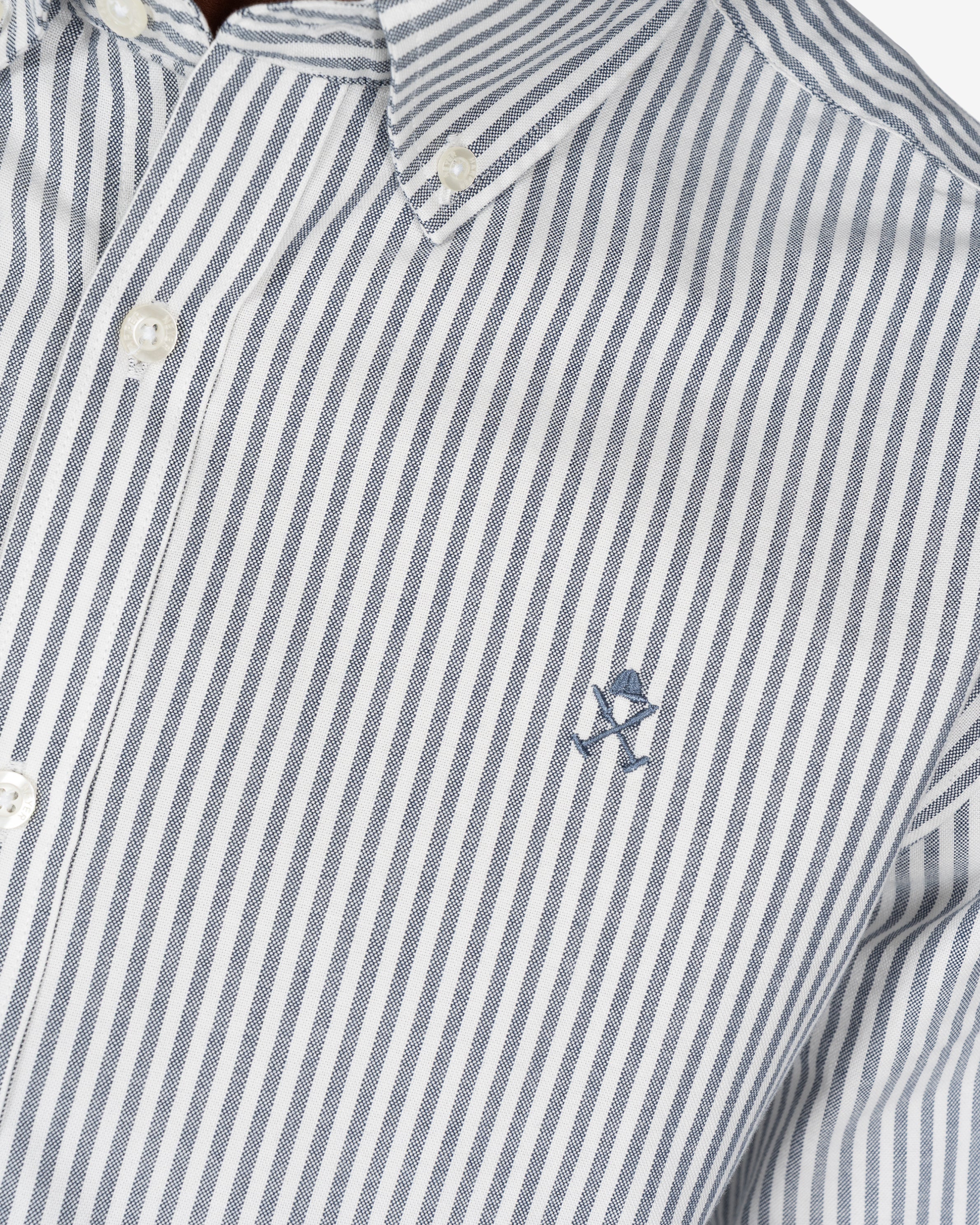 Camisa North Sea de Harper & Neyer de rayas azul marino en algodón, detalle de tejido y logo bordado