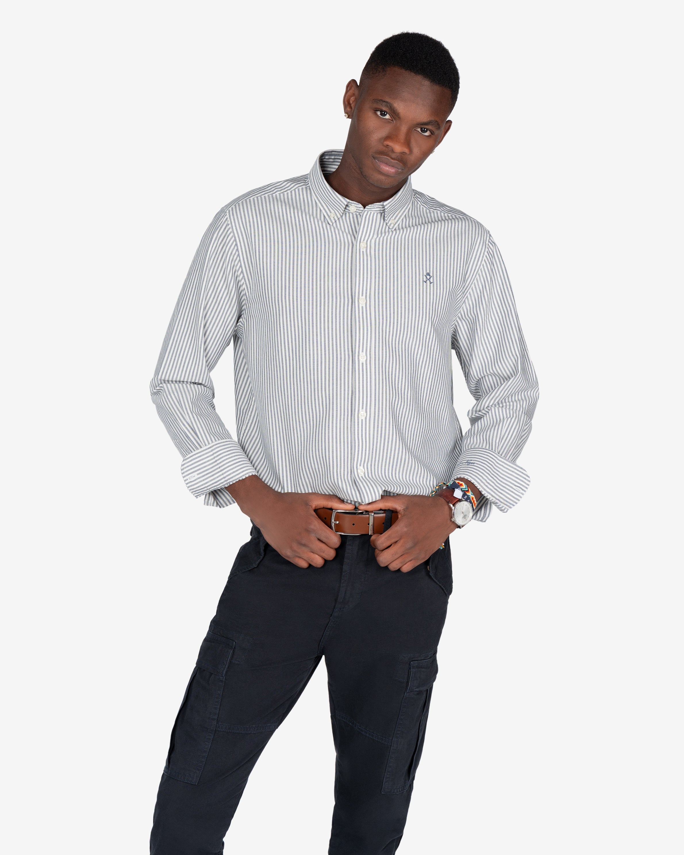 Camisa North Sea de Harper & Neyer de rayas azul marino, look preppy con pantalón azul marino