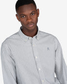 Camisa North Sea de Harper & Neyer de rayas azul marino con cuello button down, look preppy