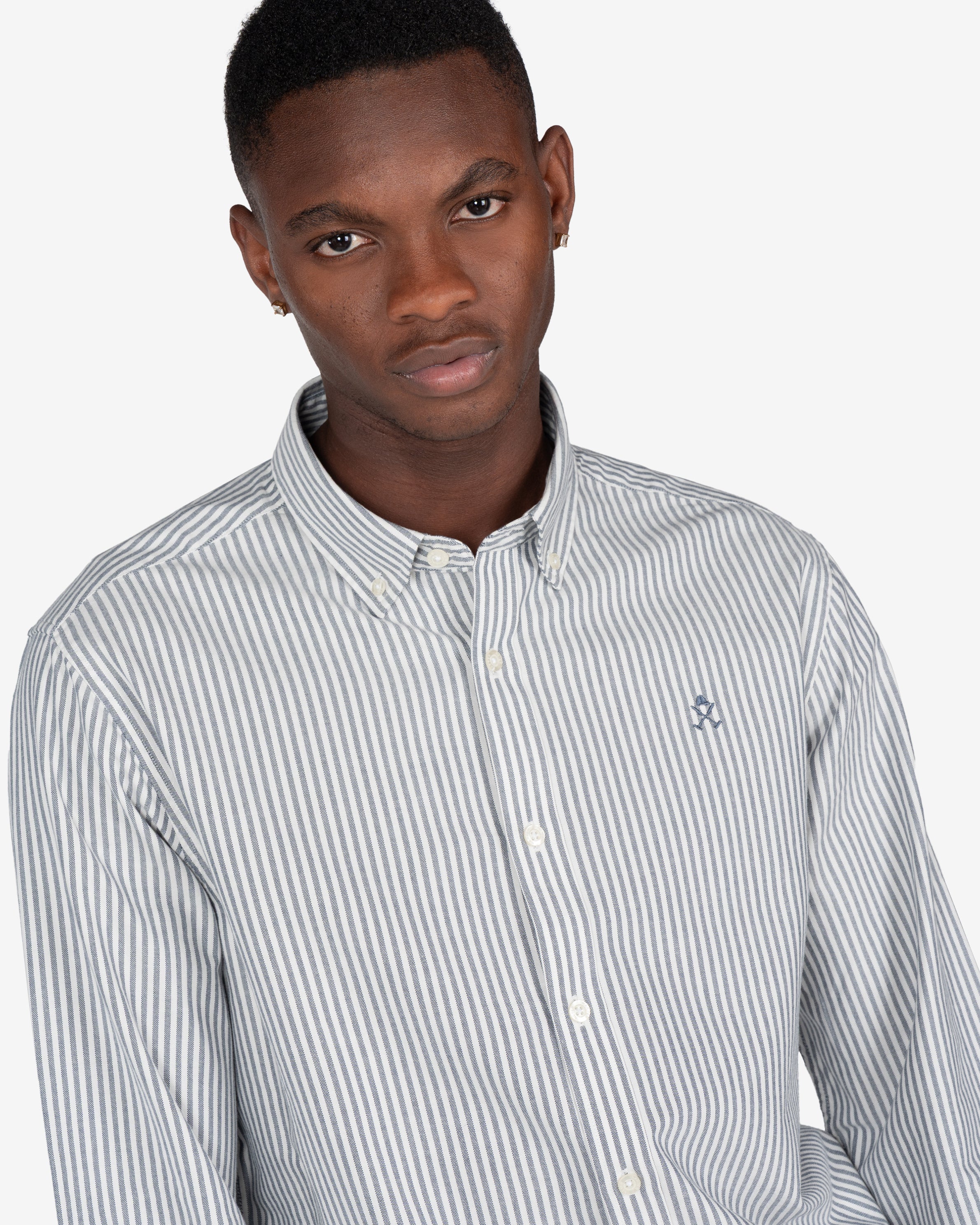 Camisa North Sea de Harper & Neyer de rayas azul marino con cuello button down, look preppy