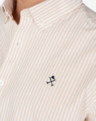 Camisa North Sea de Harper & Neyer de rayas camel en algodón, detalle de tejido y logo bordado