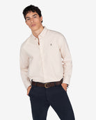 Camisa North Sea de Harper & Neyer de rayas camel, look preppy con pantalón azul marino