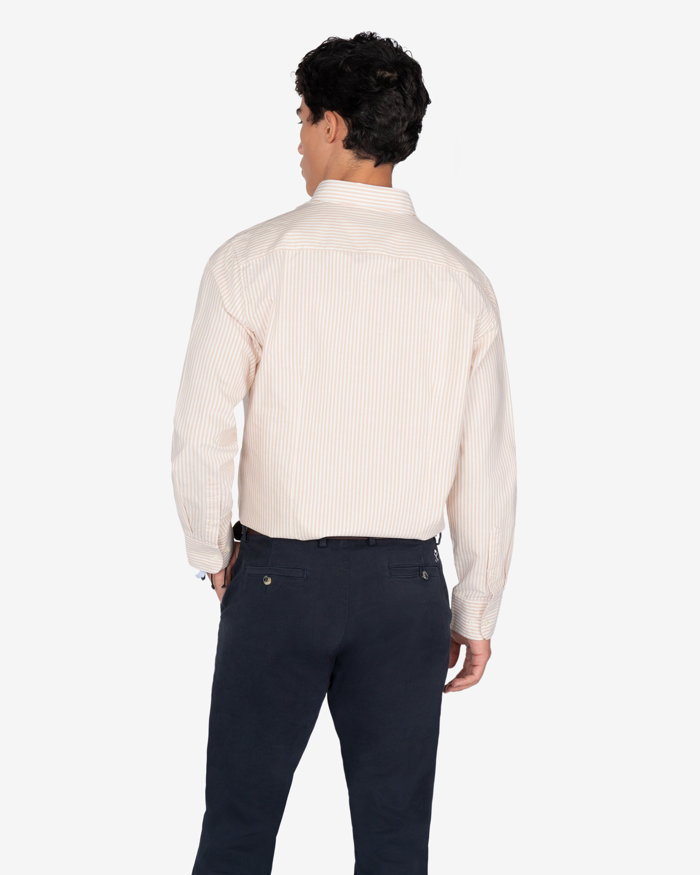 Camisa North Sea de Harper & Neyer de rayas camel, look preppy de inspiración náutica vista trasera