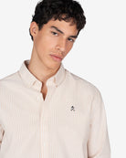 Camisa North Sea de Harper & Neyer de rayas camel con cuello button down, look preppy