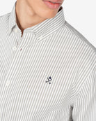 Camisa North Sea de Harper & Neyer de rayas verde musgo con logo bordado, look preppy de inspiración náutica