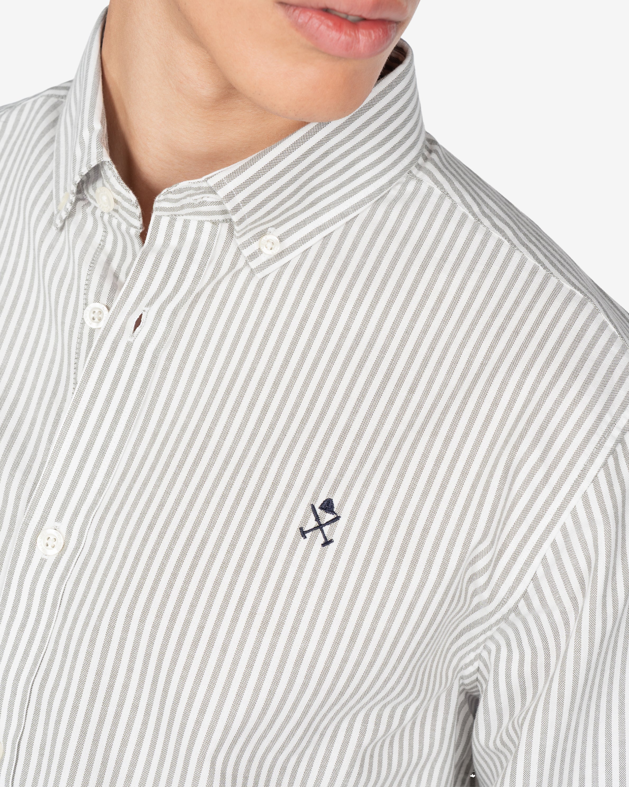 Camisa North Sea de Harper & Neyer de rayas verde musgo con logo bordado, look preppy de inspiración náutica