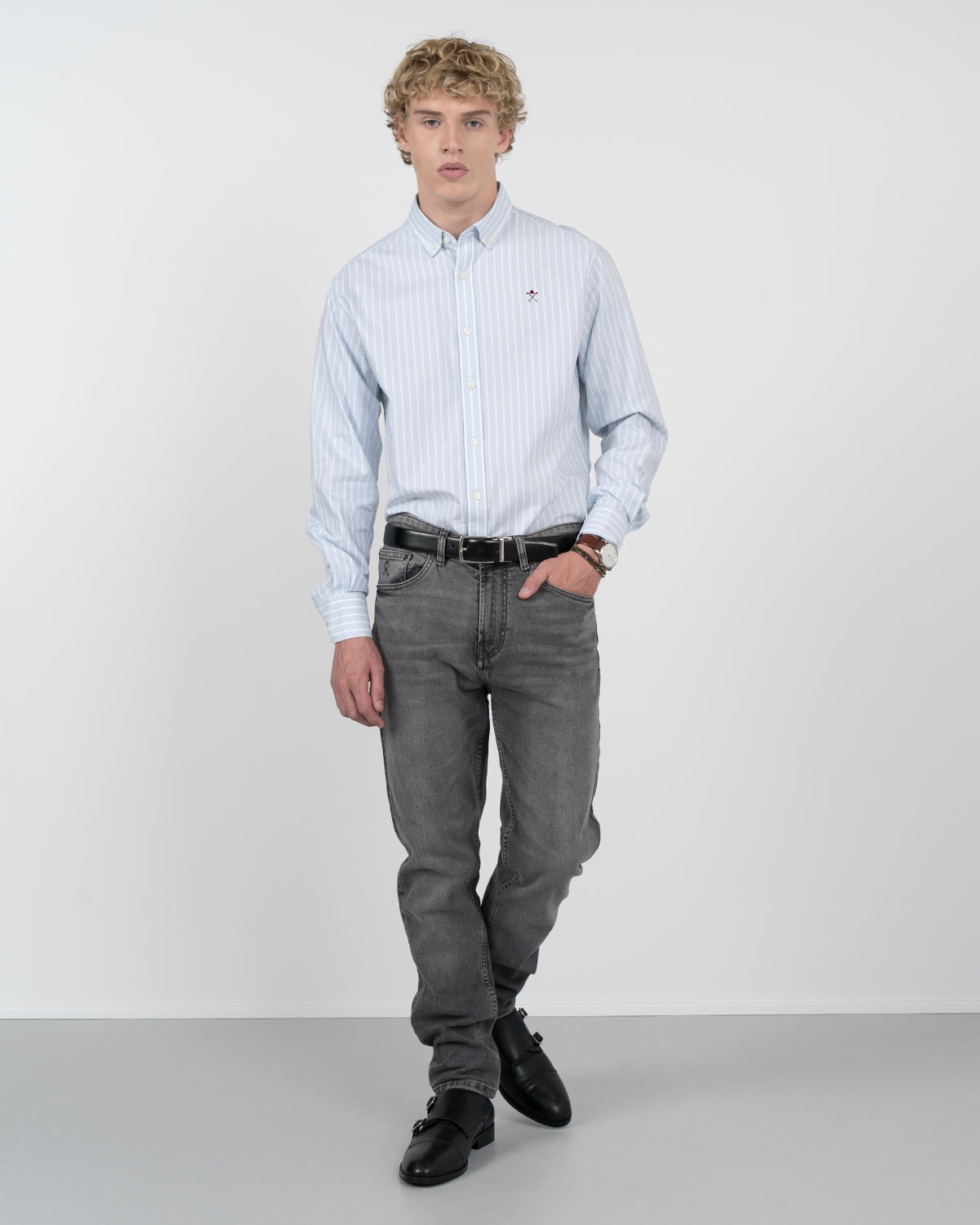 Camisa SHORELINE ELITE a rayas anchas azul claro de Harper & Neyer, vista frontal cuerpo entero con vaquero gris