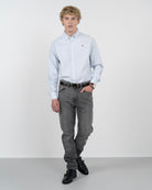 Camisa SHORELINE ELITE a rayas anchas azul claro de Harper & Neyer, vista frontal cuerpo entero con vaquero gris