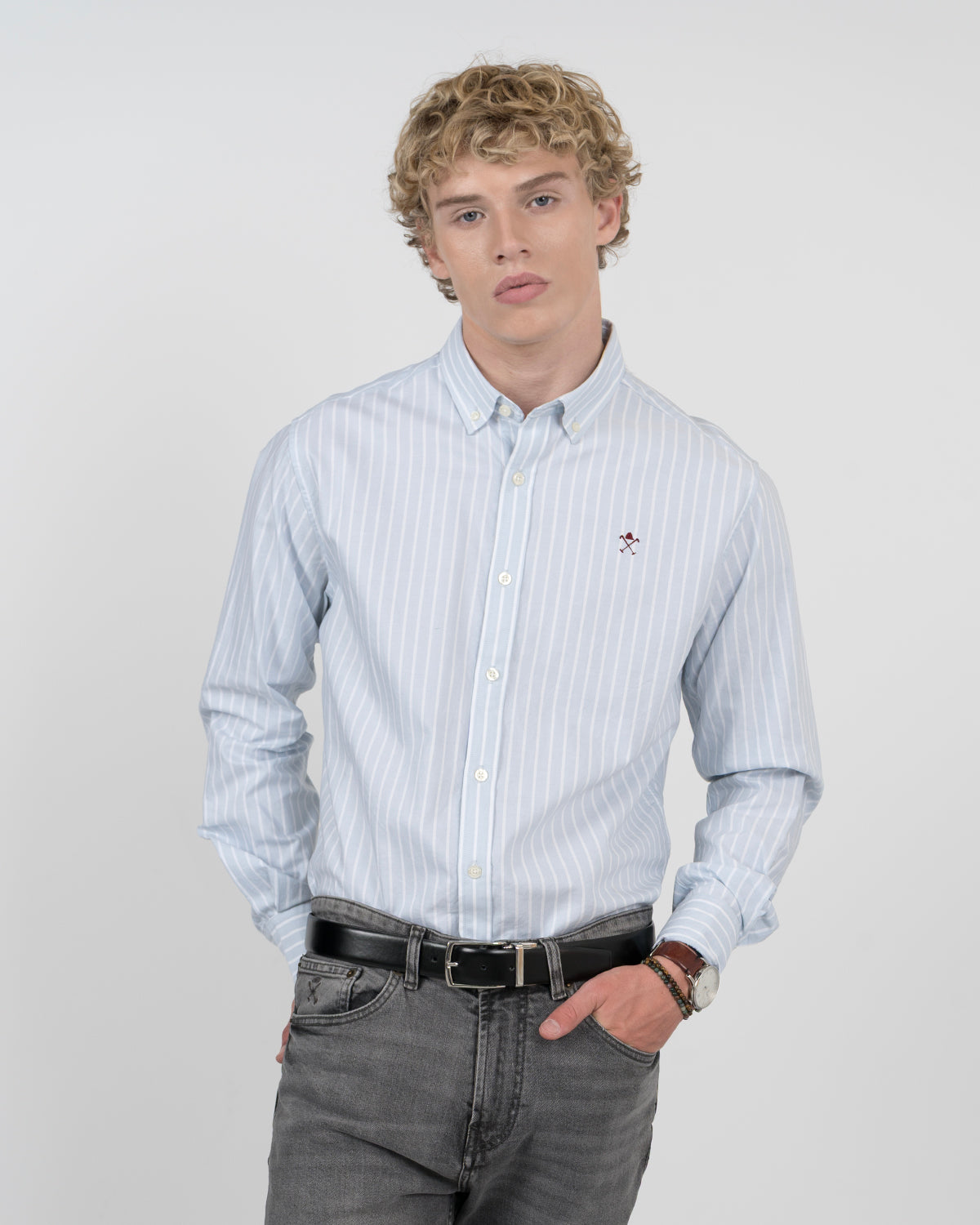 Camisa SHORELINE ELITE de Harper & Neyer a rayas anchas azul claro, vista frontal con logo bordado granate
