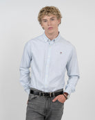 Camisa SHORELINE ELITE de Harper & Neyer a rayas anchas azul claro, vista frontal con logo bordado granate