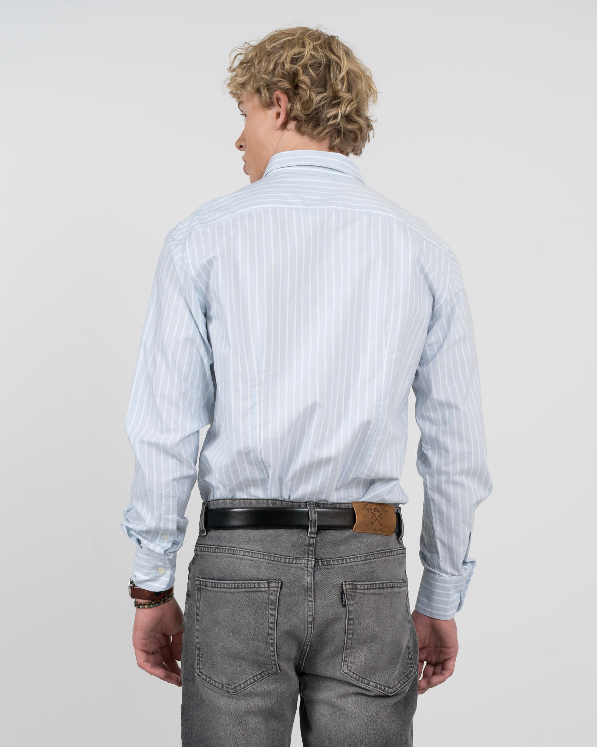 Camisa SHORELINE ELITE de rayas anchas azul claro de Harper & Neyer, vista trasera con canesú y cinturón