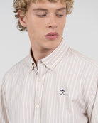 Detalle macro del cuello button down y logo bordado de la camisa SHORELINE ELITE rayas camel Harper & Neyer