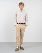 Camisa SHORELINE ELITE a rayas anchas camel de Harper & Neyer, vista frontal cuerpo entero con chino beige