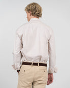 Camisa SHORELINE ELITE de rayas anchas camel de Harper & Neyer, vista trasera con canesú y mangas remangadas