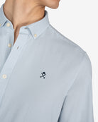 Camisa Veneto de Harper & Neyer lisa en azul cielo en 100% algodón, detalle de logo bordado