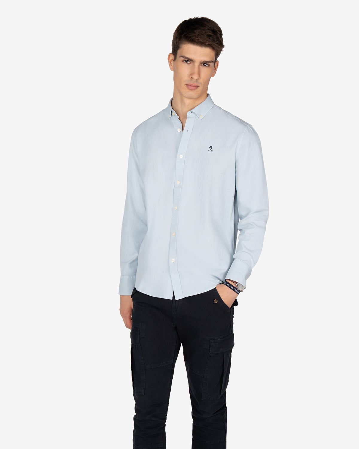 Camisa Veneto de Harper & Neyer lisa en azul cielo, look preppy con pantalón cargo negro