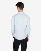 Camisa Veneto de Harper & Neyer lisa en azul cielo, look preppy vista trasera