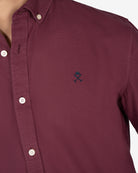 Camisa Veneto de Harper & Neyer lisa en burdeos en 100% algodón, detalle de logo bordado