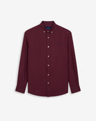 Camisa Veneto de Harper & Neyer lisa en burdeos, cuello button down y logo bordado, vista frontal