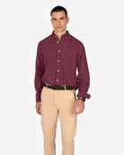 Camisa Veneto de Harper & Neyer lisa en burdeos, look preppy con pantalón camel