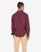 Camisa Veneto de Harper & Neyer lisa en burdeos, look preppy vista trasera