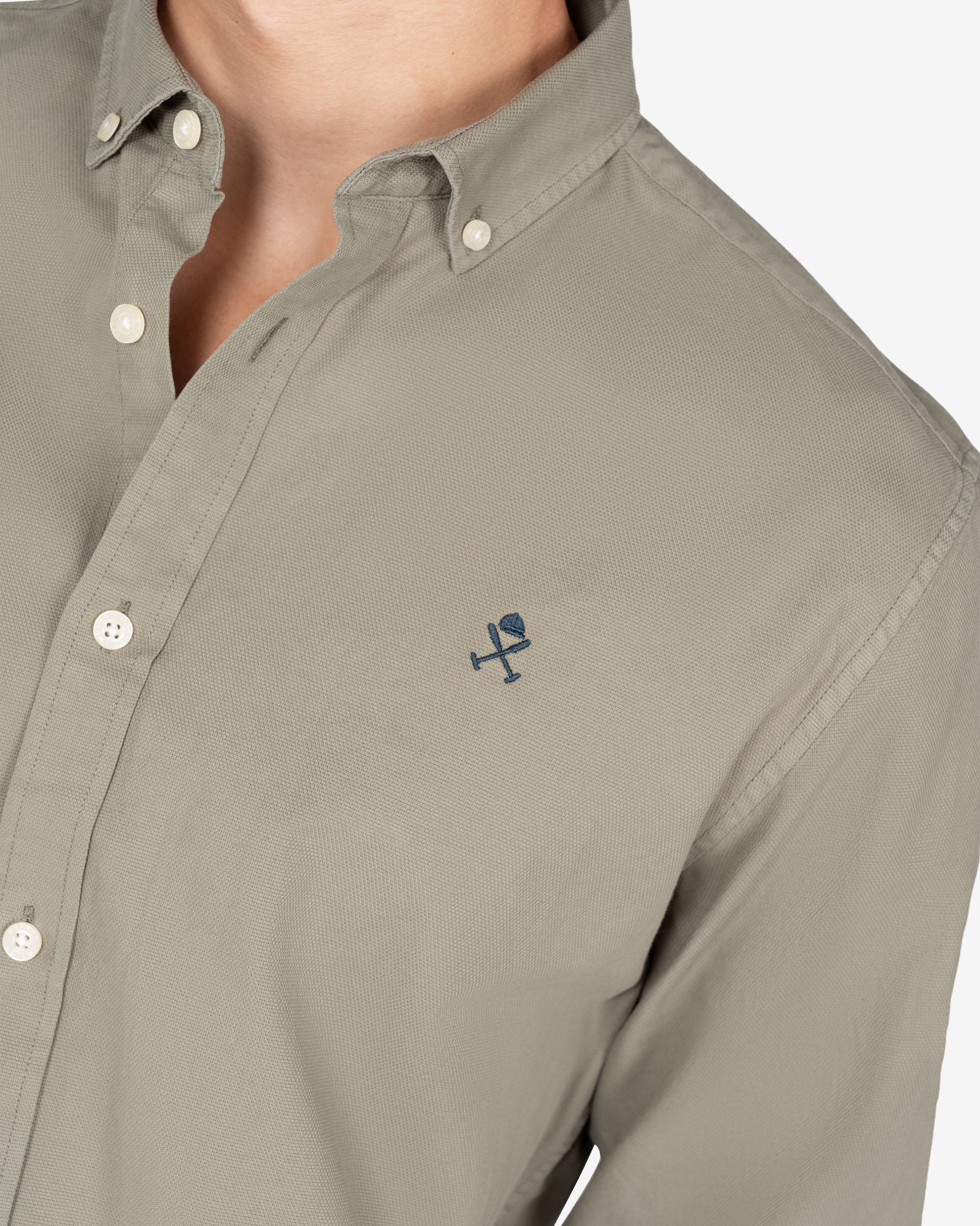 Camisa Veneto de Harper & Neyer lisa en verde musgo en 100% algodón, detalle de cuello y logo bordado